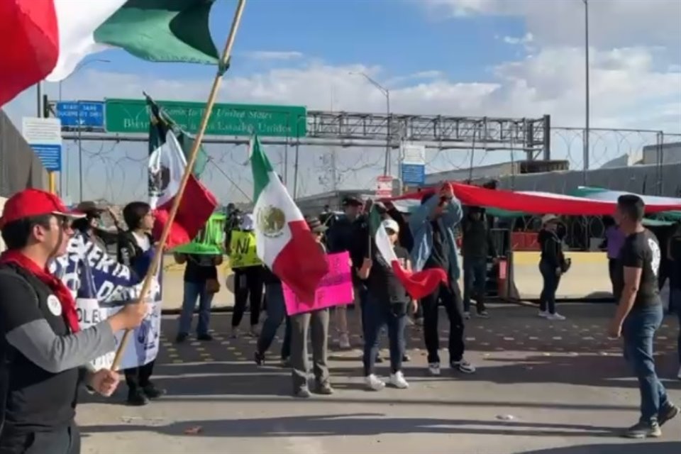 Trabajadores del PJ protestan en Puente Internacional de Ciudad Juárez en oposición a reforma judicial.