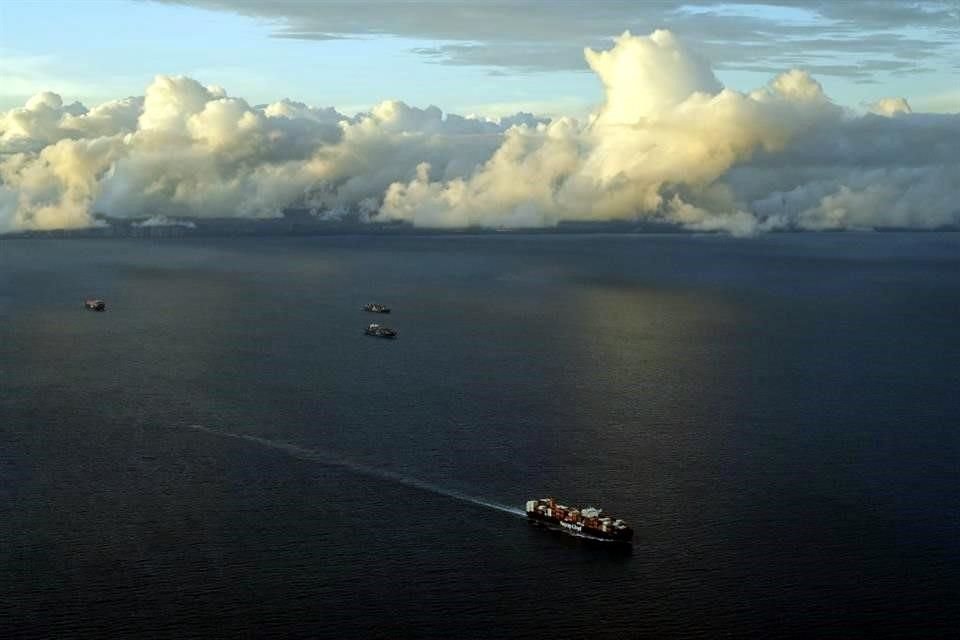 Señalan que la caída en el número de tránsitos se debe a las medidas que implementó la Autoridad del Canal de Panamá a fines de 2023 para enfrentar la falta de agua producto de la sequía.