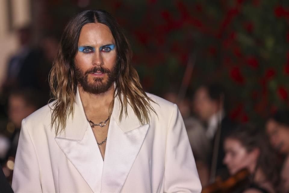 Jared Leto generó controversia por comentarios sobre la guerra entre Rusia y Ucrania durante un concierto, recibiendo críticas en redes.