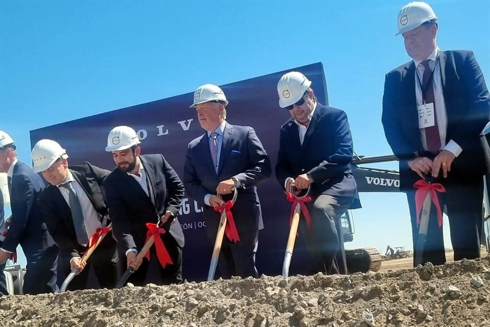 Evento de colocación de la primera piedra en lo que será la nueva planta de tractocamiones de Volvo en Nuevo León.