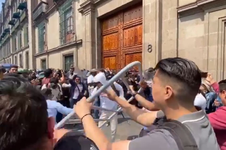 Trabajadores de PJ rompieron cerco y llevaron su protesta a puertas de Palacio Nacional, cuando se celebraba diálogo con empresas de EU.