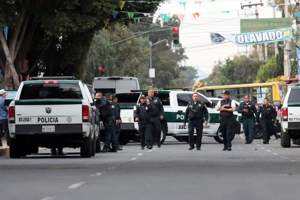 Policías acordonaron la zona tras el hallazgo de un hombre sin vida en la vía pública.