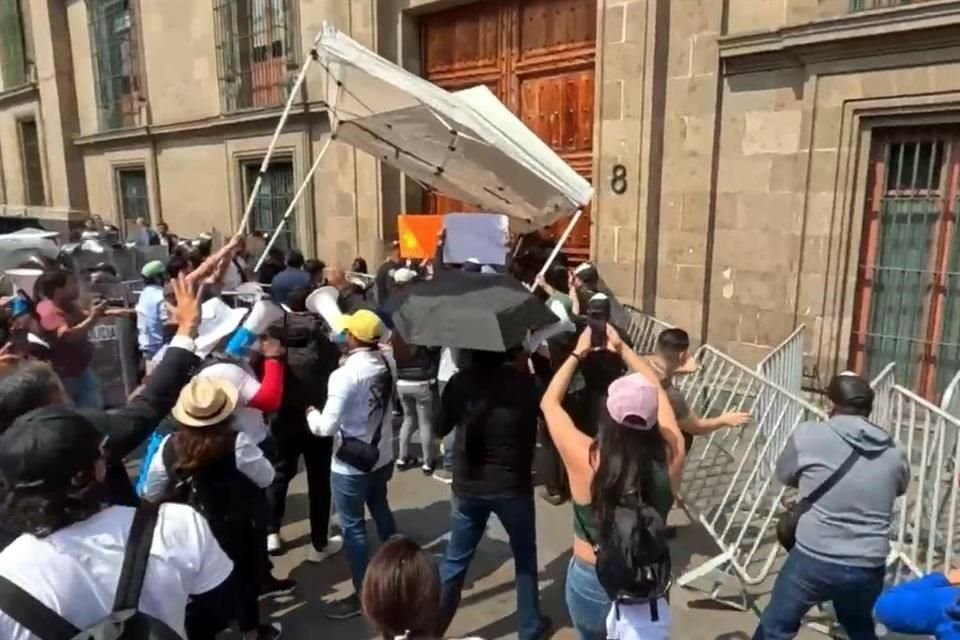 Mientras empresarios mantenían un diálogo con la Presidenta Claudia Sheinbaum, afuera trabajadores PJF vandalizaron rejas e intentaron entrar por la fuerza a Palacio Nacional.