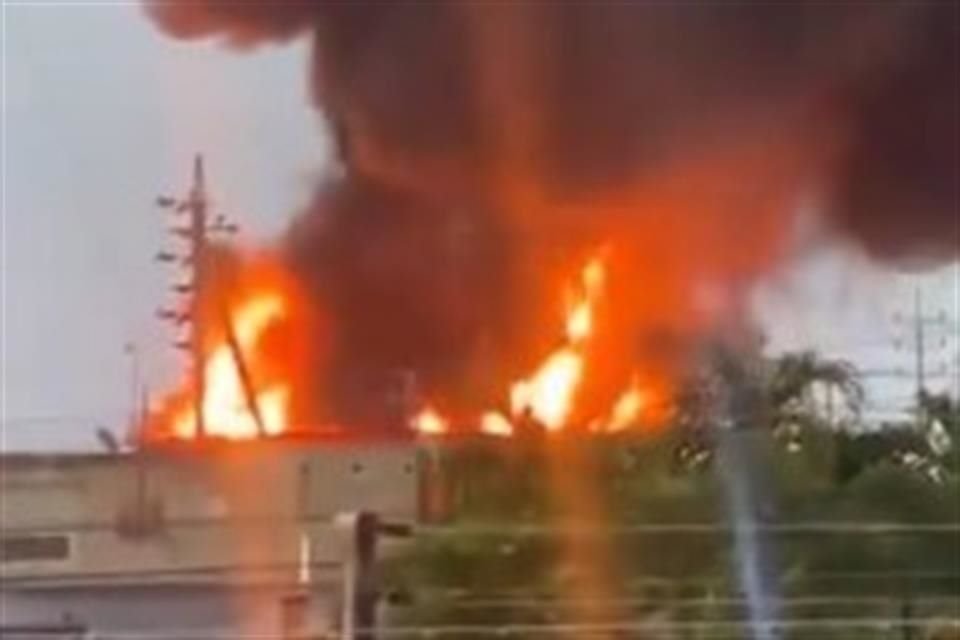 Al menos 21 personas resultaron heridas por un incendio en un tanque de crudo en una terminal petrolera en Venezuela.