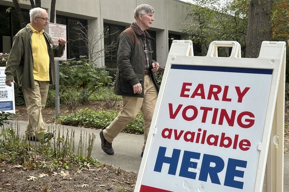 Personas salen de un centro de votación en Atlanta el 15 de octubre del 2024.