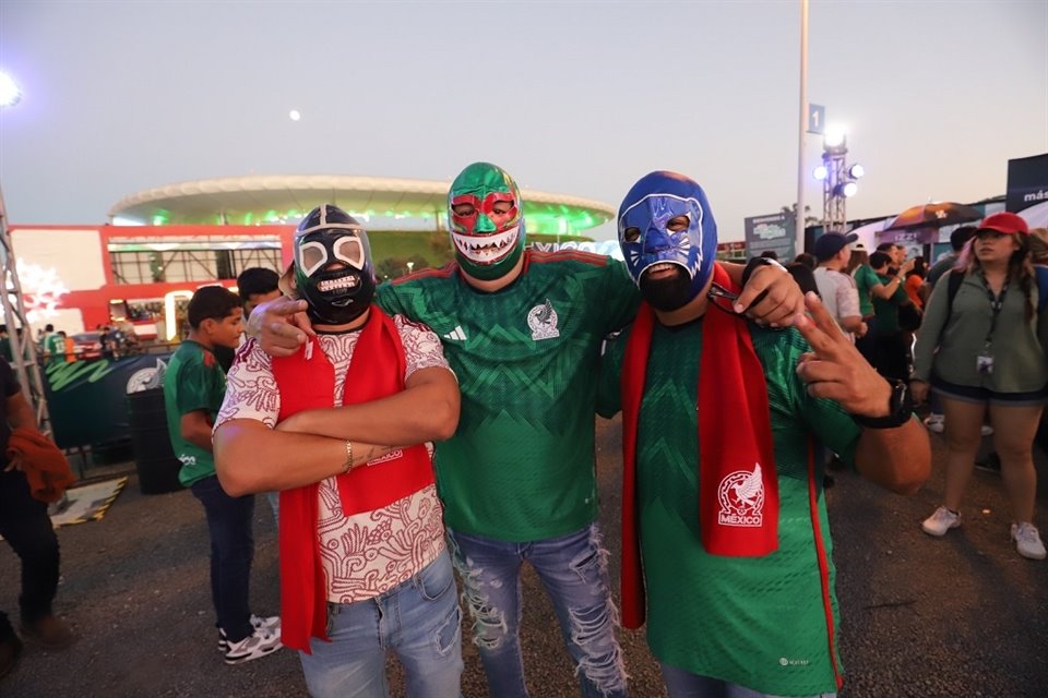 Con mucha música y gran ambiente, aficionados llegaron al Estadio AKRON para apoyar a la Selección Mexicana en duelo contra Estados Unidos.