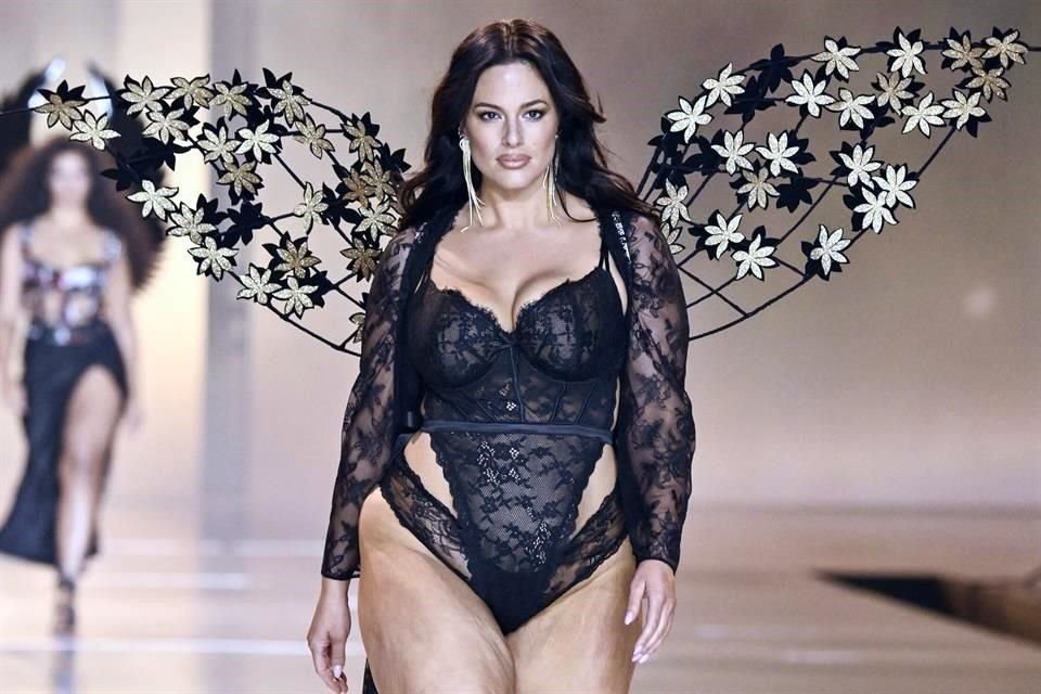 Luciendo sus curvas, la modelo plus size Ashley Graham mostró belleza al desfilar con un coqueto bikini en negro y rojo, una de las combinaciones ganadoras.