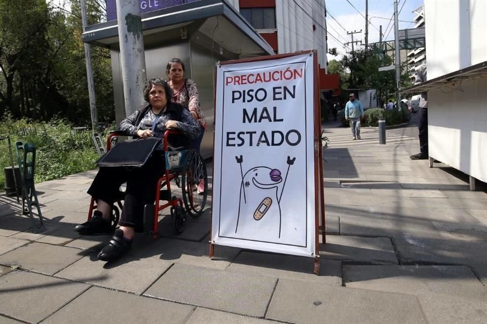 El aviso. Ante el mal estado de las banquetas, vecinos colocaron un letrero que pide a peatones caminar con precaución.