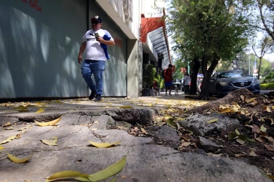 Usuarios de la vía critican que para sortear pendientes y baches en plena banqueta tengan que transitar por la calle.