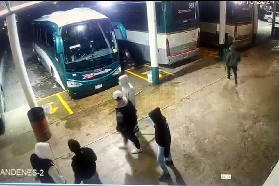 Presuntos estudiantes de Tenería retuvieron 13 autobuses de la empresa 'Flecha Roja', así como a sus conductores.