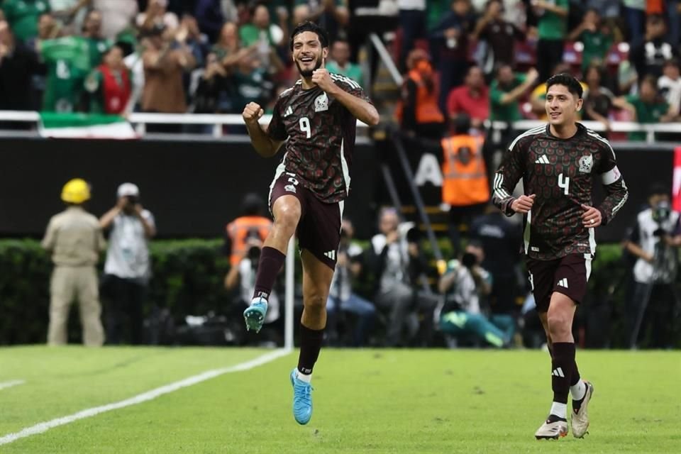 Raúl Jiménez festejó el golazo con el que el Tri tomó la ventaja.