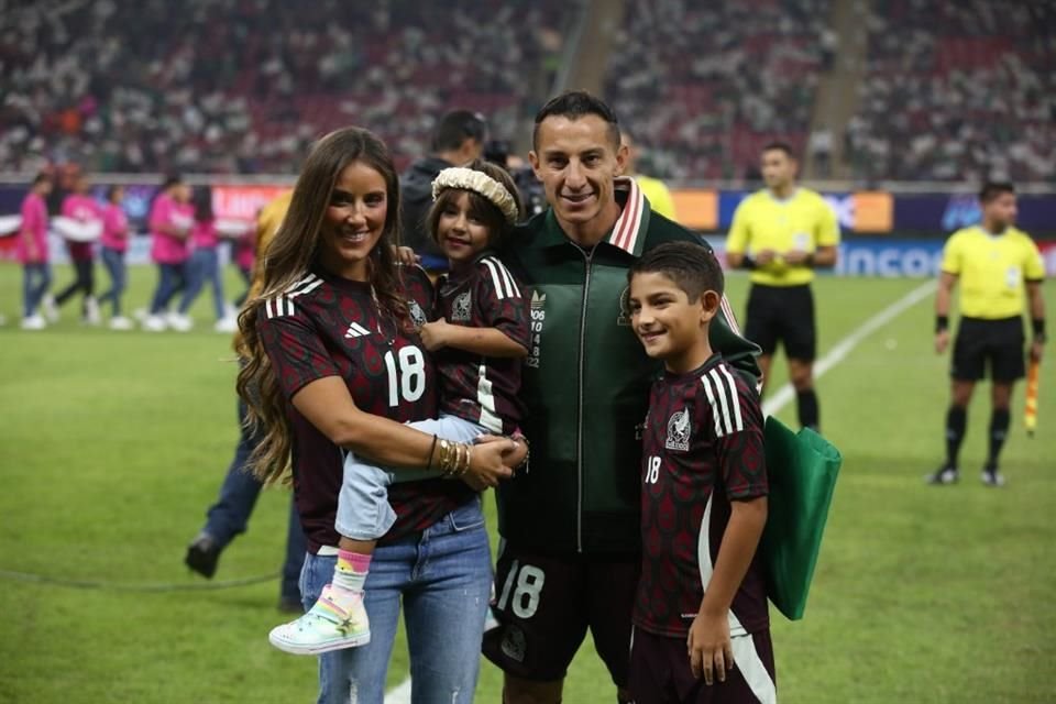 Andrés Guardado posó con su familia antes del amistoso.