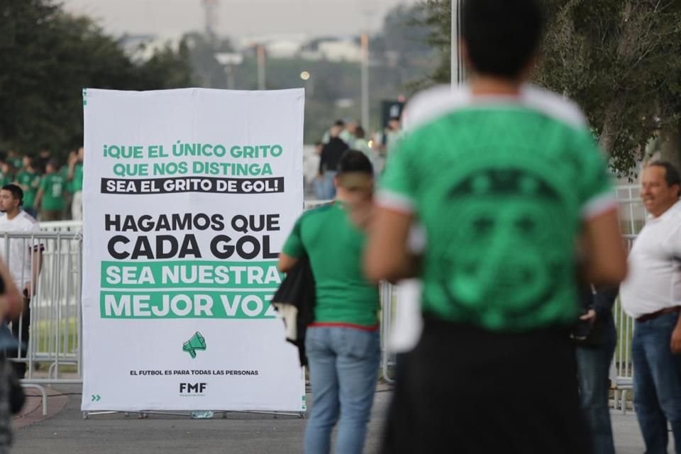 Aunque se instó a no hacer el grito homofóbico, muchos aficionados no hicieron caso y sí llegó escucharse en la transmisión Por TV.