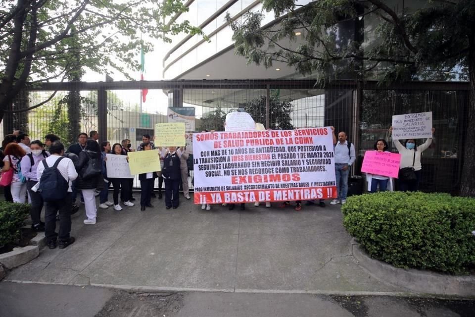 EL RECLAMO. Personal de centros de salud protestaron en las oficinas del IMSS-Bienestar.