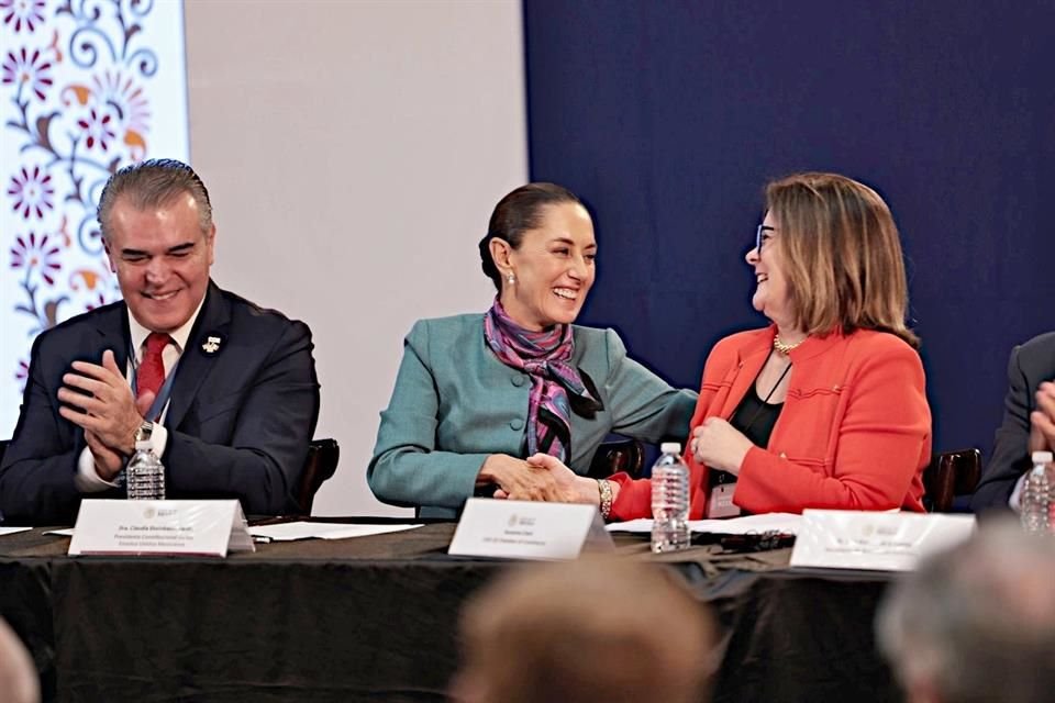 La Presidenta Claudia Sheinbaum encabezó el encuentro empresarial CEO Dialogue, que reunió a 240 líderes de empresas en la Ciudad de México.