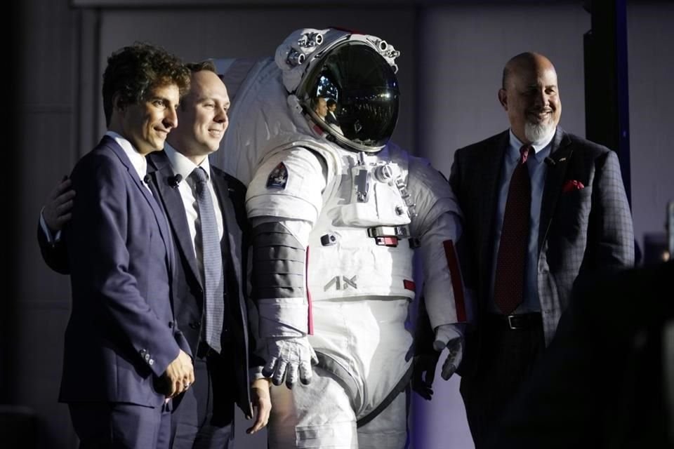 El presidente de Axiom Space, Matt Ondler (Der.), el director de marketing del Grupo Prada, Lorenzo Bertelli (Izq.), y el vicepresidente ejecutivo de Axiom, Russell Ralstom, posan junto al traje espacial.