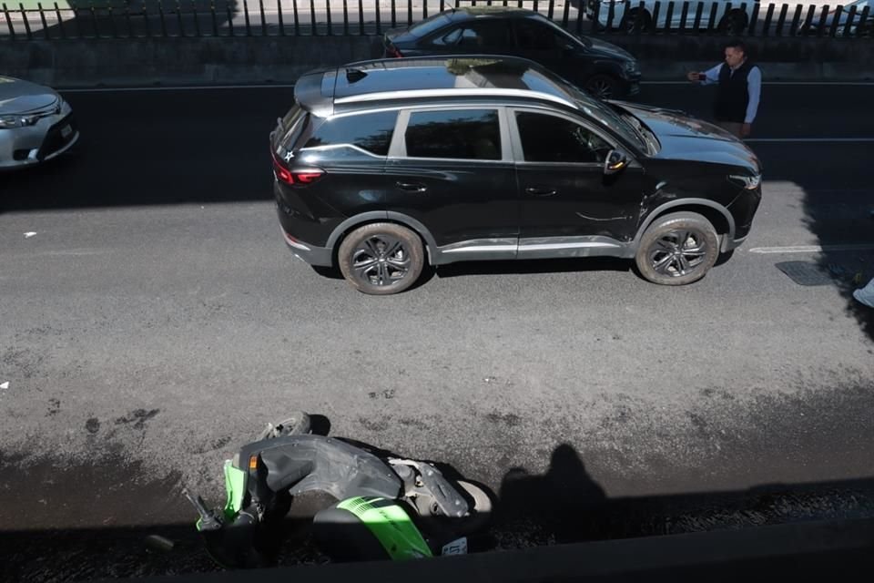 Sin embargo, cayó al paso de la camioneta cuyo conductor frenó, pero lo arrastró varios metros.