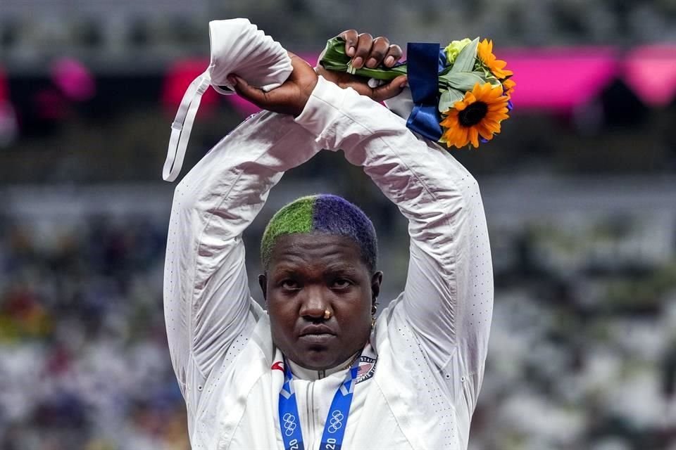 Raven Saunders será investigada por su protesta durante la entrega de medallas.