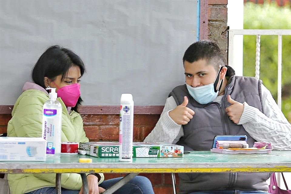 JUEGOS DE MESA. Ante el desaire de los ciudadanos, funcionarios de la casilla 1801 en la Unidad Habitacional Infonavit Iztacalco, pasaron el día jugando Scrabble.