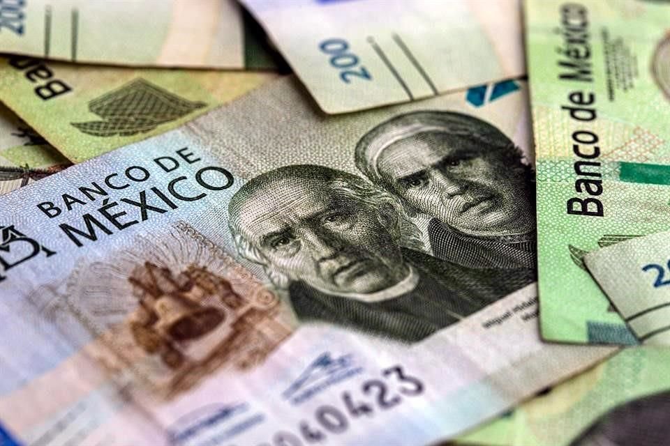 El peso perforó la barrera de las 19 unidades por dólar en el mercado internacional.