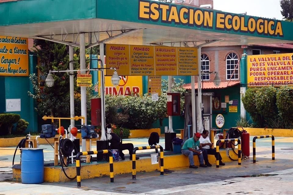 Gasera Perigas, sobre Periférico Sur a la altura de metro Periferico Oriente.