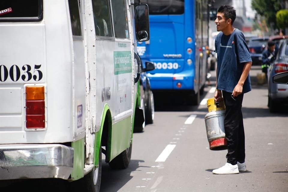 Ciudadanos llevaron sus tanques de gas hasta en microbuses.