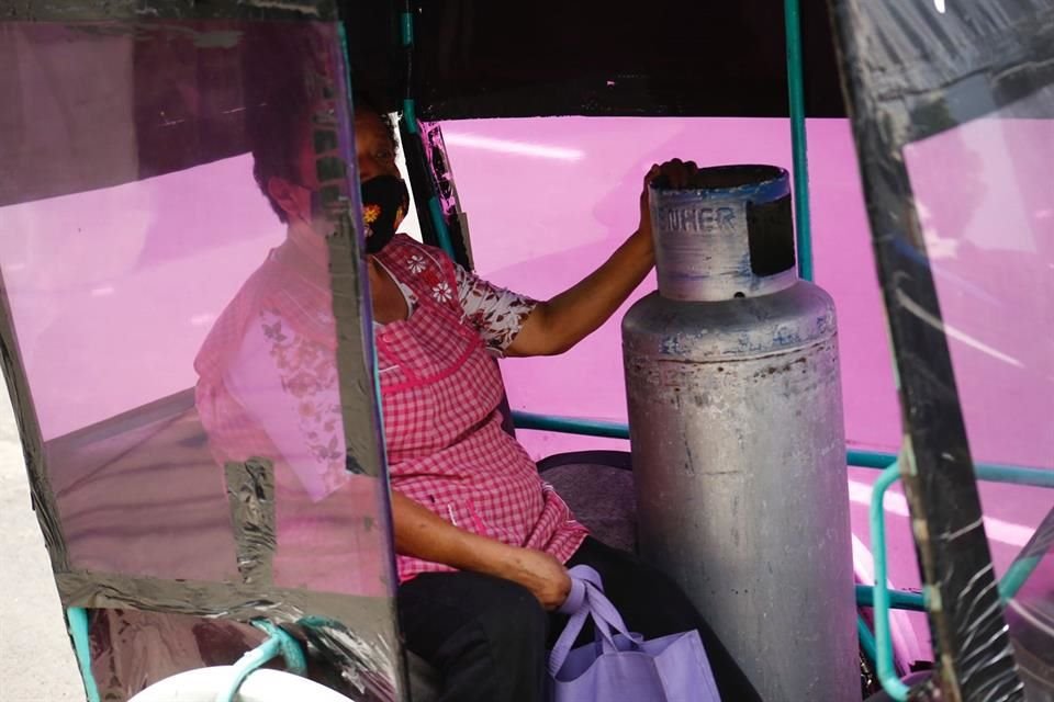 También hay quienes llevaron sus tanques en bicitaxi.