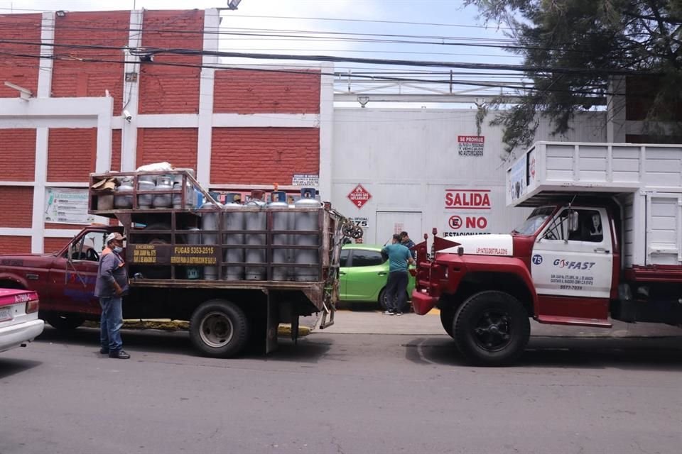Los repartidores hacían fila en las gaseras.