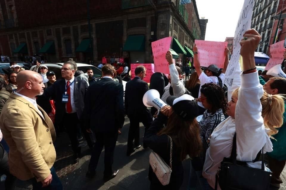 Ante la protesta de los trabajadores del Poder Judicial federal, empresarios citados en Palacio Nacional para un encuentro con Sheinbaum ingresaron por la puerta 3 del recinto.