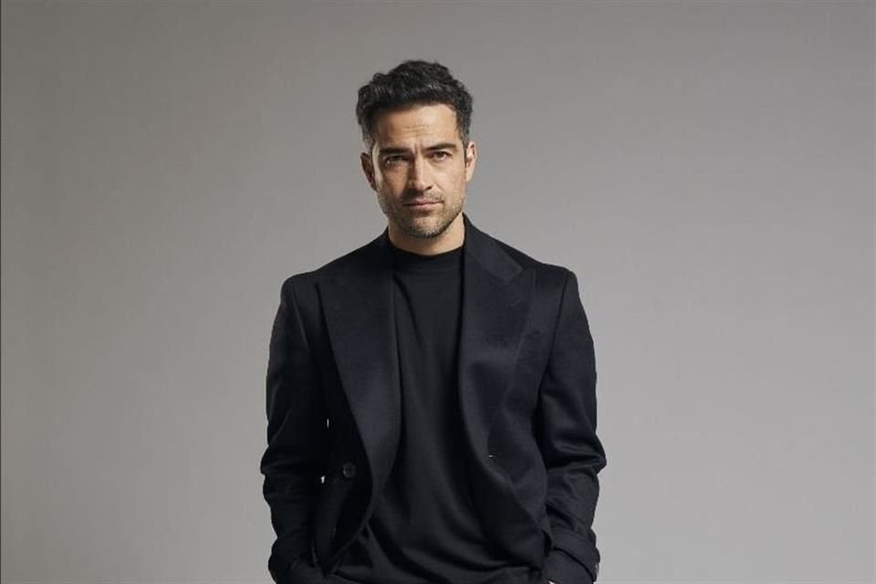 En 'Titania' Alfonso Herrera Alfonso Herrera interpreta a Carlos, un ingeniero informático cuya vida cambia tras la desaparición de ADA.