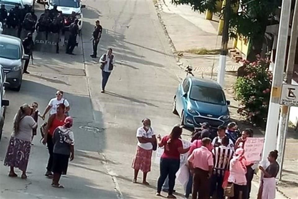 Policías antimotines fueron desplegados en la zona ante la presencia de los manifestantes.