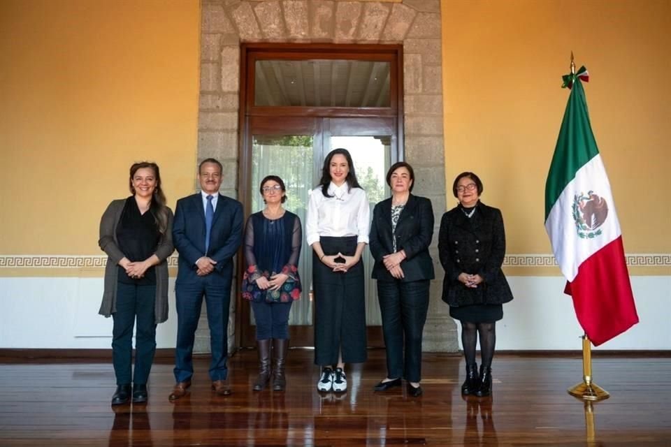 Haydée Boetto, Víctor Manuel Mejía, Déborah Chenillo, Claudia Curiel, Secretaria de Cultura; Alejandra de la Paz, directora del INBAL, y Dolores Martínez Orralde.