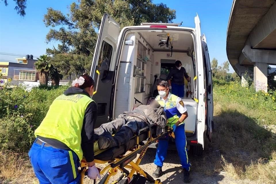 Paramédicos apoyaron en el rescate del hombre que había caído al Río de los Remedios.