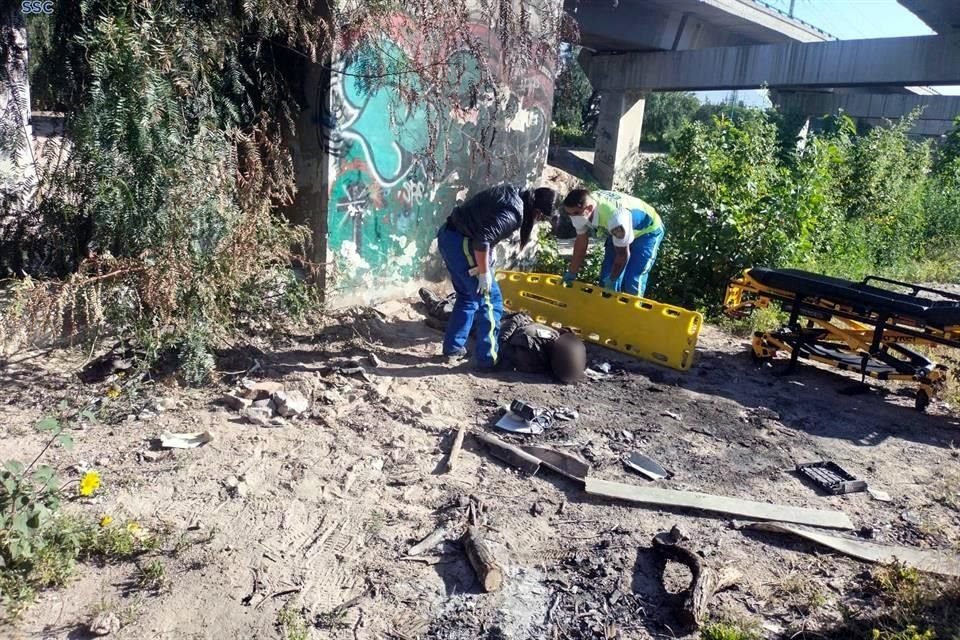 El hombre permanecía a un lado del caudal y no respondía, por lo que servicios de emergencia se acercaron para darle atención.