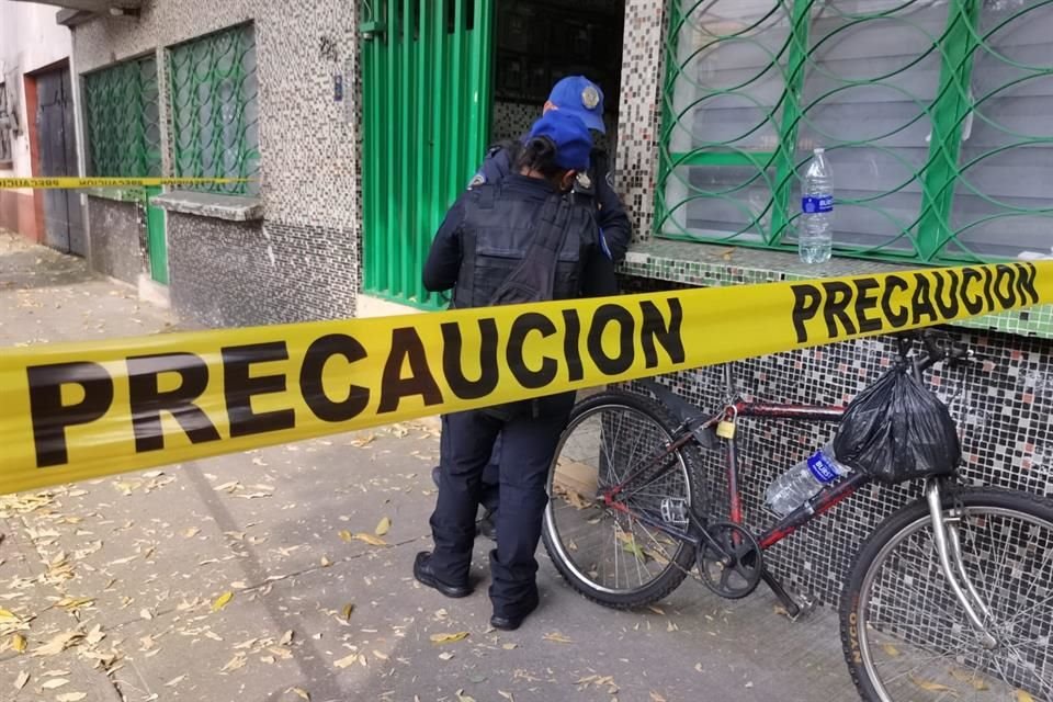 Los uniformados solicitaron el apoyo de bomberos, quienes abrieron el domicilio y al inspeccionar el mismo, hallaron el cadáver de la adulta mayor en estado de descomposición.