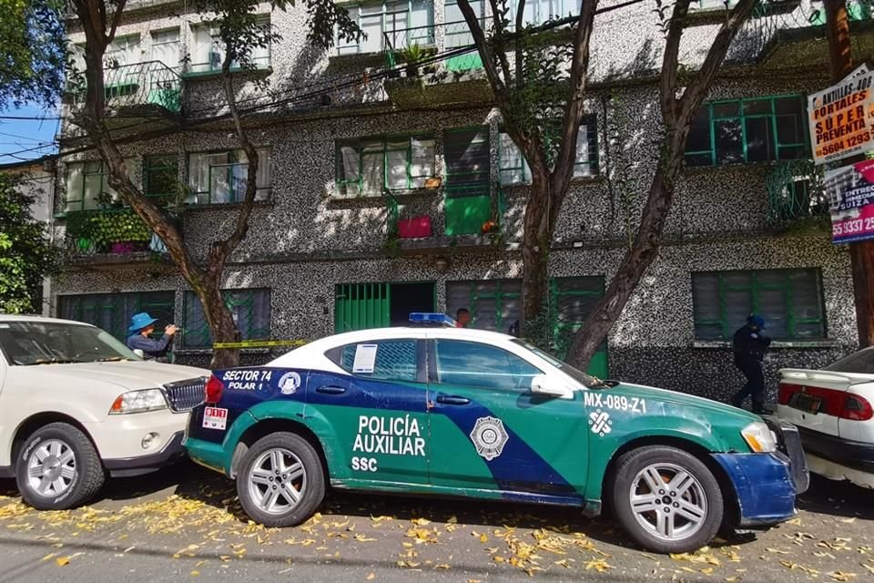 Policías de Investigación acudieron al lugar y según las primeras entrevistas con vecinos, tenían varios días sin ver a la señora.