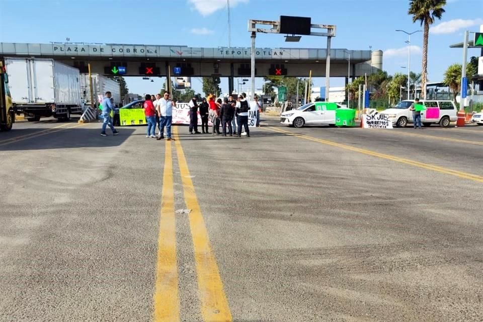 Familiares de Juana Torres, víctima de feminicidio, mantienen un bloqueo intermitente en ambos sentidos de la México-Querétaro.