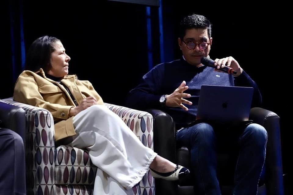 La abogada colombiana Diva Caballero y el especialista en legislación cultural Carlos Lara durante la charla sobre derechos de autor en la era digital.