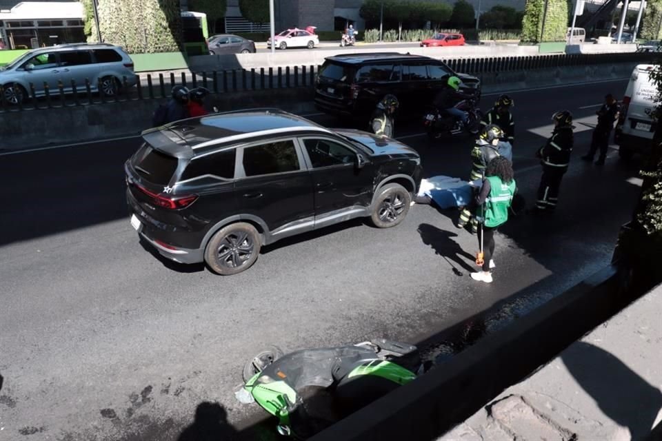 BENITO JUÁREZ. Un motociclista esquivó un choque entre dos vehículos, pero se fue al piso y una camioneta lo arrolló.