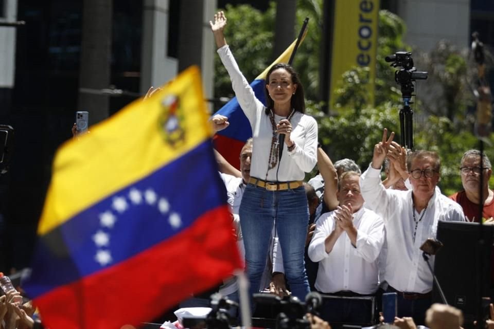 La opositora María Corina Machado saluda a sus seguidores en Caracas, el 28 de agosto del 2024.