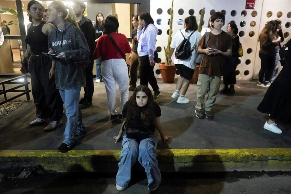 La calle donde se encuentra el hotel de Palermo se encuentra cerrada por la obstrucción de fans y curiosos.