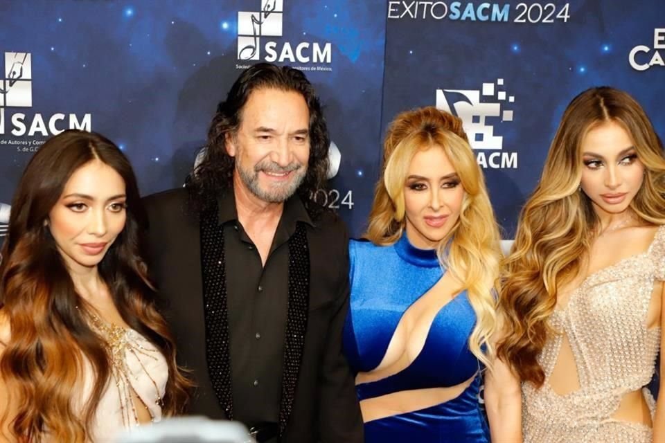 Marco Antonio Solís y su familia asistieron sonrientes a la ceremonia.