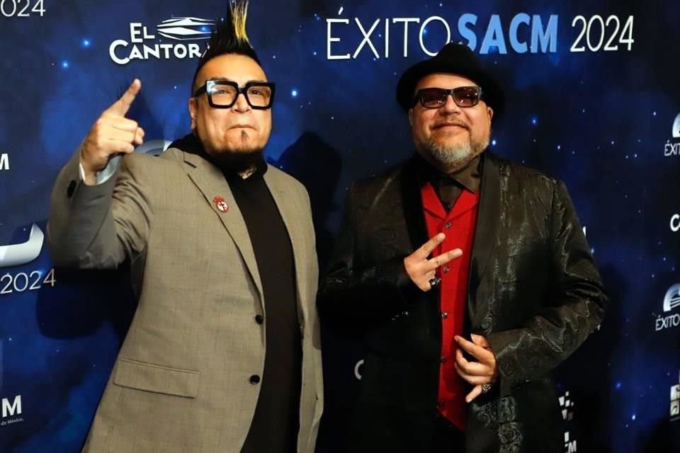 Cano y Tony Hernández, integrantes de El Gran Silencio, le metieron sabor a la alfombra.