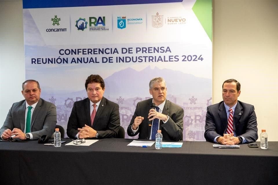 Roberto Macías (izq. a der.), presidente de CMIC NL; Eduardo Ramírez, Secretario general de Concamin; Iván Rivas, Secretario de Economía de NL, y Juan Pablo Gómez, director de la Caintra.