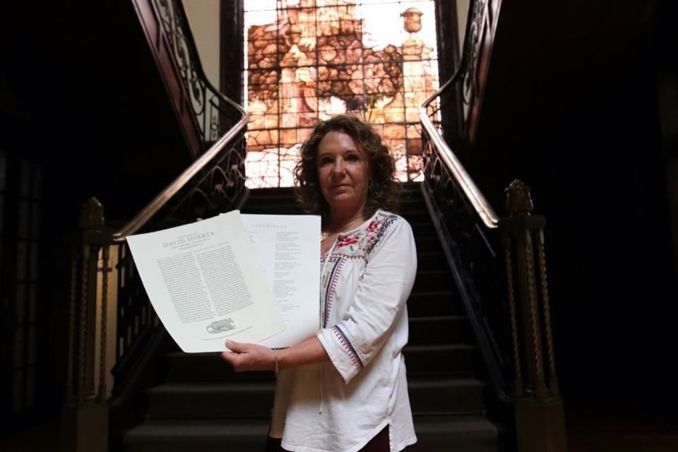 Guadalupe Alonso, directora de la Casa Universitaria del Libro, celebra que la colección Cuadernos del Armadillo se sume al recinto.