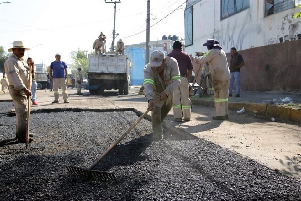 ¡BUENOS DÍAS! El ruido de las cuadrillas de asfaltado despertó a los vecinos de la Colonia Federal, de las más afectadas.