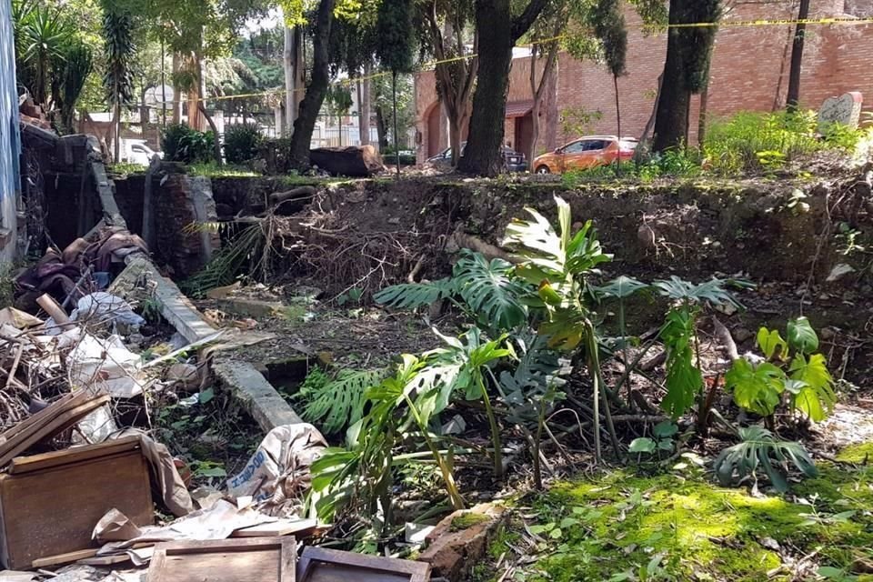 En una vivienda sigue derrumbada la barda que arrastró la corriente.