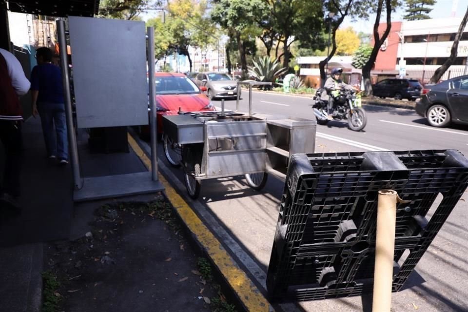 La Calzada Taxqueña tiene cuatro carriles, pero uno de ellos es usado como estacionamiento.