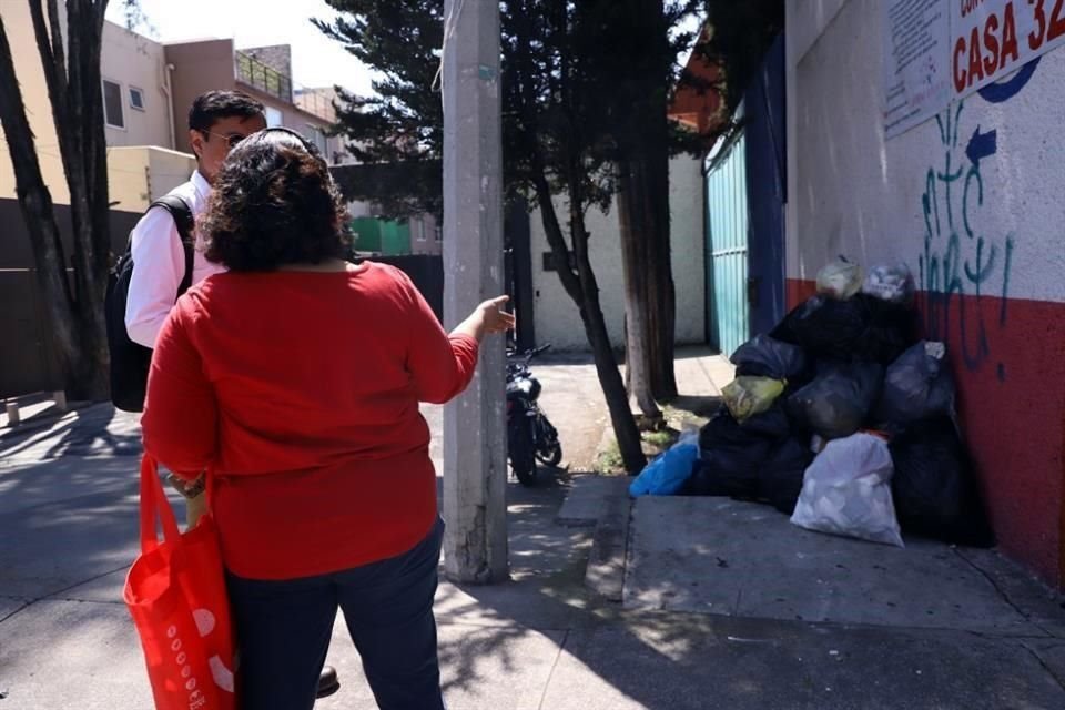 Algunos espacios de la Colonia Educación lucen en el olvido, incluso algunas banquetas se han convertido en tiraderos al aire libre.