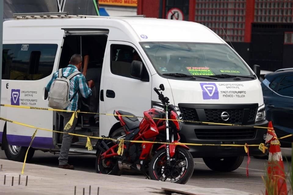 SIN AUTORIZACIONES. Una base de vagonetas fue habilitada afuera de la estación Vasco de Quiroga del Cablebús.